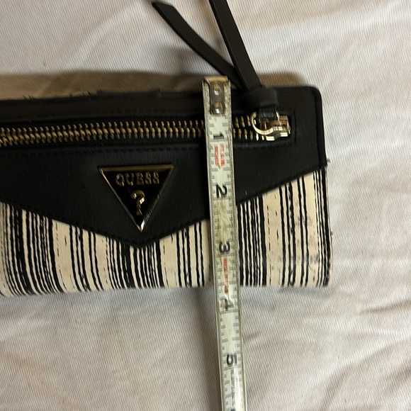 Guess Women’s Folding with Front Pocket Wallet - Picture 5 of 5